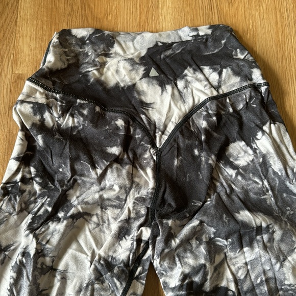 Small v cut acid wash leggings - Picture 2 of 2